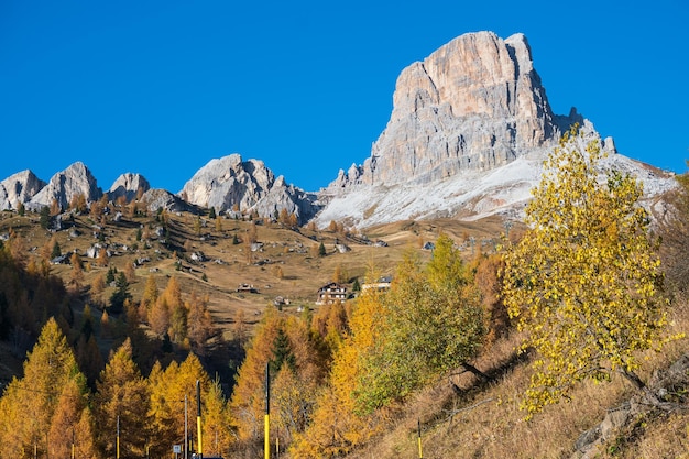 Vista tranquilla delle Dolomiti italiane dal Passo Giau