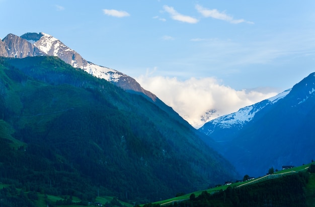 Vista tranquilla di estate delle montagne delle alpi