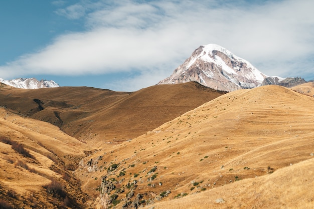 Vista variopinta del paesaggio della montagna con cielo blu vivo in Europa.