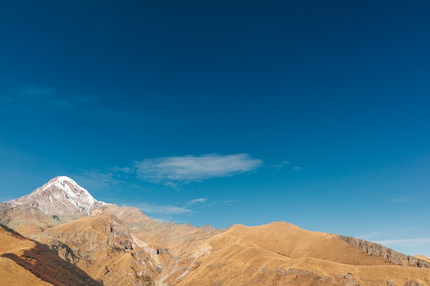 Vista variopinta del paesaggio della montagna con cielo blu vivo in Europa.