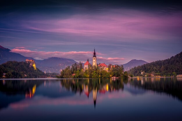 Vista variopinta del paesaggio di tramonto dell'isola e della chiesa Slovenia del lago Bled