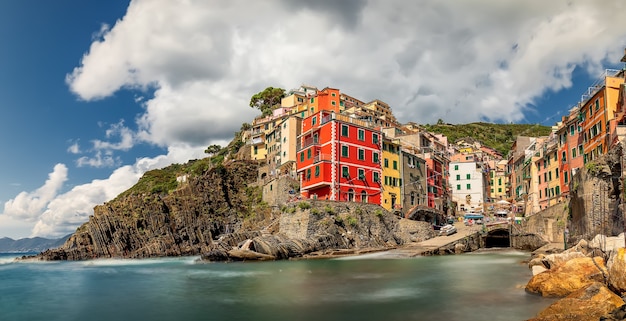 Vista variopinta di mattina di Riomaggiore. Liguria, Italia. Vista sul mare del Mar Mediterraneo