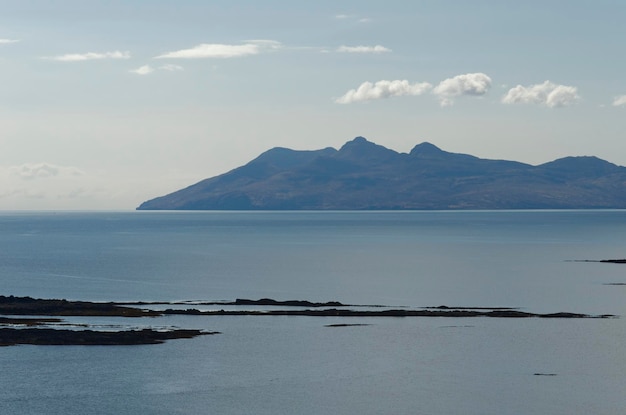 vista verso l'Isola di Rum dall'Isola di Skye, in Scozia