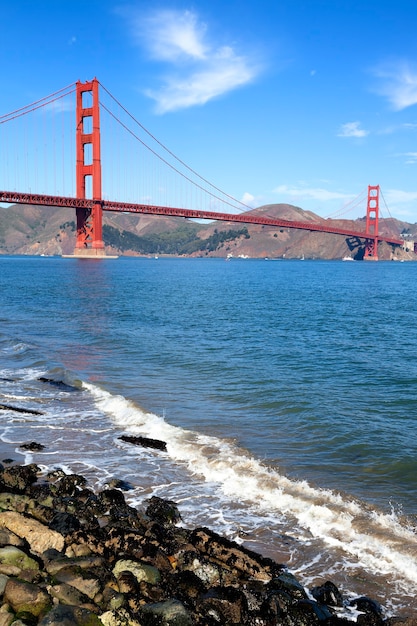 Vista verticale del famoso Golden Gate Bridge di San Francisco, California, USA