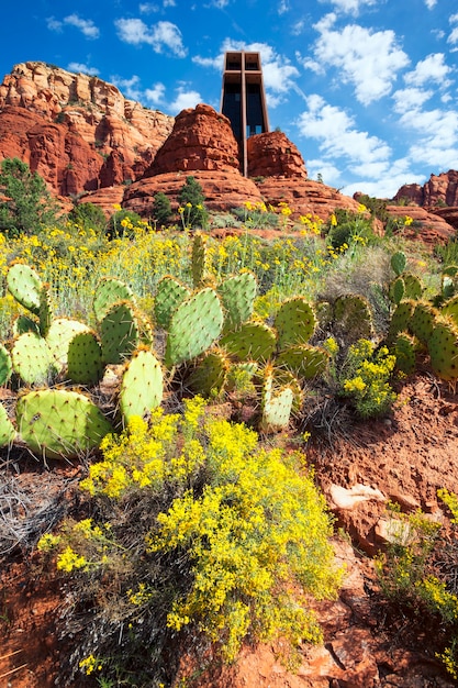 Vista verticale della famosa Cappella della Santa Croce incastonata tra le rocce rosse a Sedona