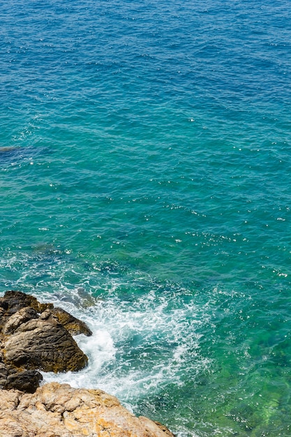 Vista verticale delle acque turchesi del Mar Egeo. Vacanze estive al mare