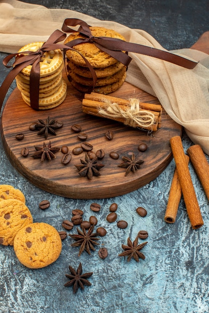 Vista verticale di biscotti impilati lime alla cannella su tagliere di legno e asciugamano nudo su sfondo di ghiaccio