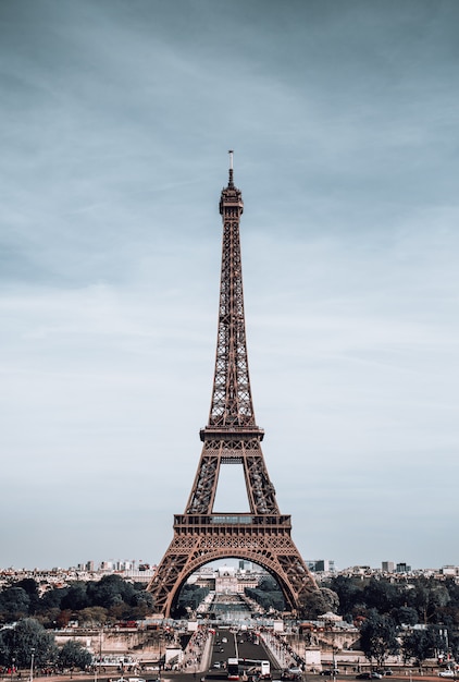 Vista verticale sulla Torre Eiffel, Parigi, Francia.