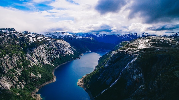 Vista vibrante di bella estate sul posto turistico norvegese famoso - trolltunga, la lingua dei troll con un lago e montagne, Norvegia, Odda.