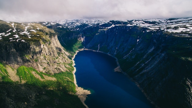 Vista vibrante di bella estate sul posto turistico norvegese famoso - trolltunga, la lingua dei troll con un lago e montagne, Norvegia, Odda.