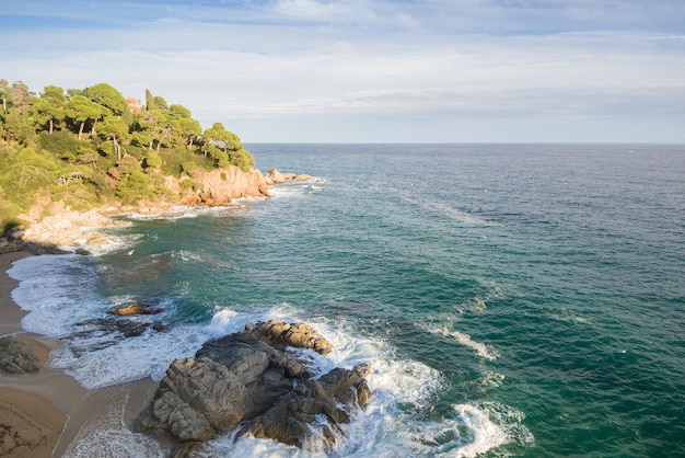 Viste aeree della Costa Brava in Catalogna. Spiaggia piena di rocce e onde in Spagna