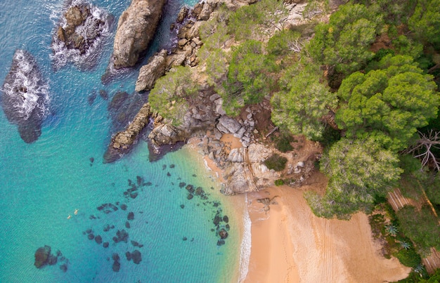 Viste aeree delle rocce nel mare