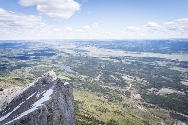 Viste dal vertice di alta quota, al vertice del Monte Yamnuska, Montagne Rocciose Canadesi, Alberta, Canada