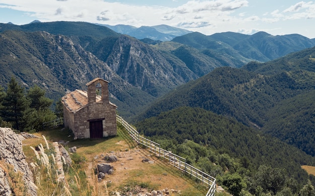 Viste dalla cima della montagna. Eremo in cima a una montagna.