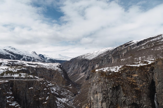 Viste dalla cima della montagna nella valle innevata