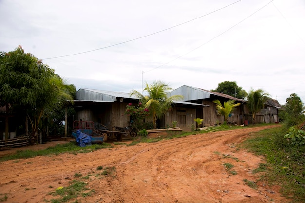 Viste dalle strade e dalle case in una città nella regione amazzonica del Perù vicino alla città di Yurimaguas