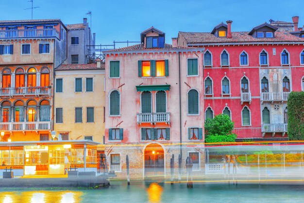 Viste del canale più bello di Venezia Canal Grande acqua strade barche gondole palazzi lungo Notte vista Italia