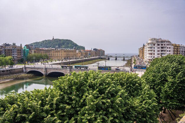 Viste del fiume Urumea dall'alto nella città di San Sebastian Gipuzkoa