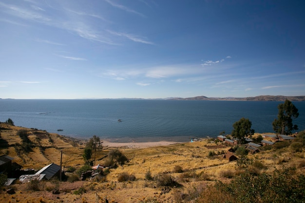 Viste del lago Titicaca dalla penisola di Llachon in Perù