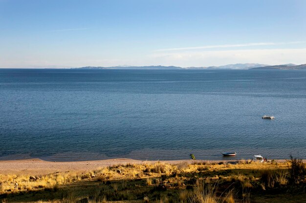 Viste del lago Titicaca dalla penisola di Llachon in Perù