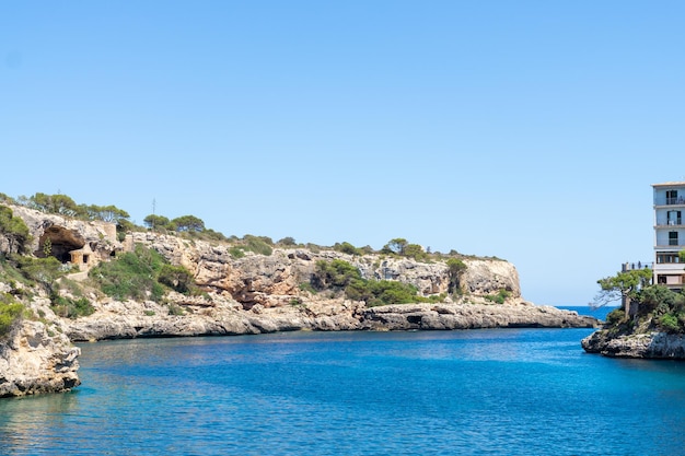 Viste del Mar Mediterraneo a Cala Figuera sull'isola di Maiorca in Spagna