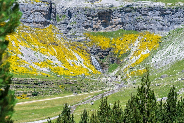 Viste della cascata dell'equiseto a Ordesa e Parco Nazionale del Monte Perdido Aragona Huesca Spagna