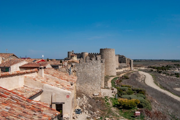 Viste della cinta muraria del piccolo borgo in stile medievale Uruena