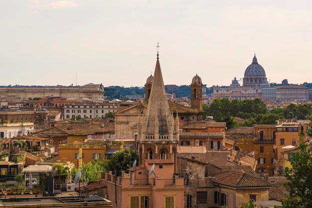 Viste della città di Roma con edifici antichi