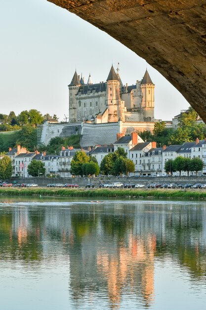 Viste della città di Saumur dalla riva del fiume al tramonto