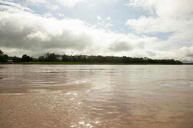 Viste della città di Yurimaguas nella giungla peruviana dal fiume Huallaga