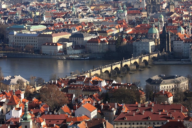 Viste della città vecchia di Praga con un bellissimo ponte vecchio, Repubblica Ceca