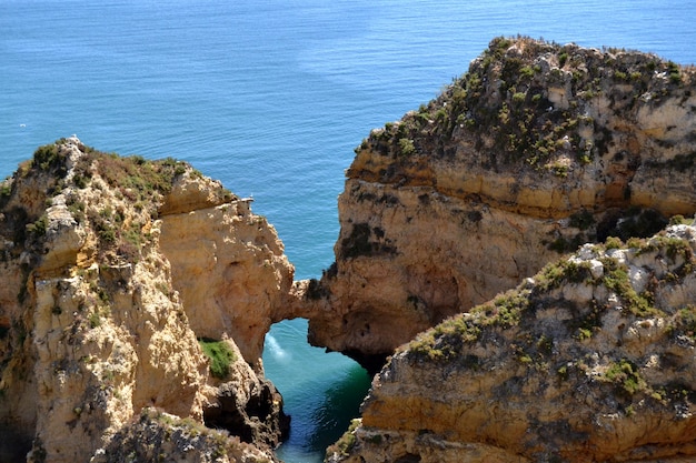 Viste della costa dalla scogliera in una soleggiata giornata estiva