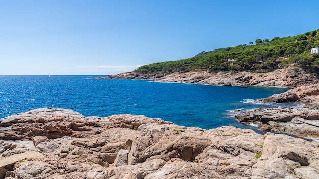 Viste della costa rocciosa vicino alla spiaggia di Tamariu.