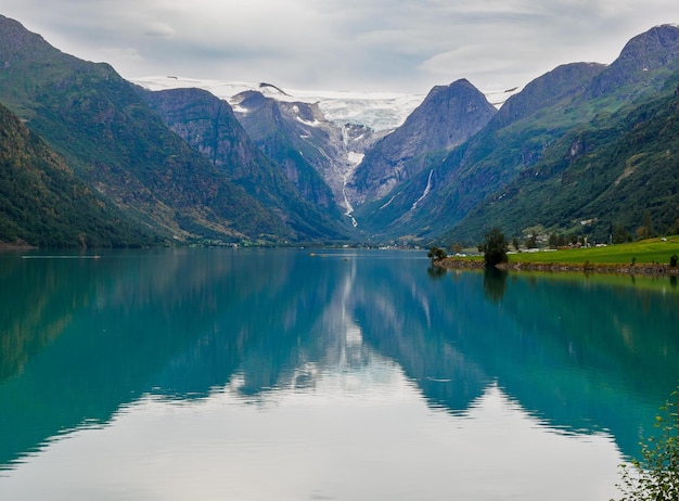 Viste delle cime e del lago Oldevatnet Parco Nazionale Jostedalsbreen Norvegia