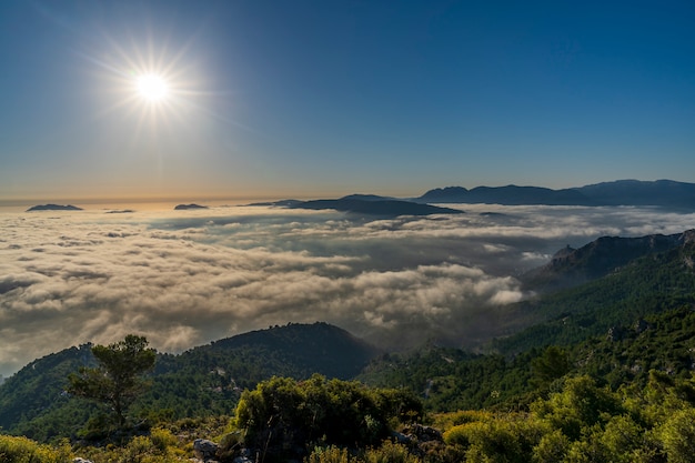 Viste di alba dalla montagna di Montcabrer in un giorno con le nuvole, Cocentaina.