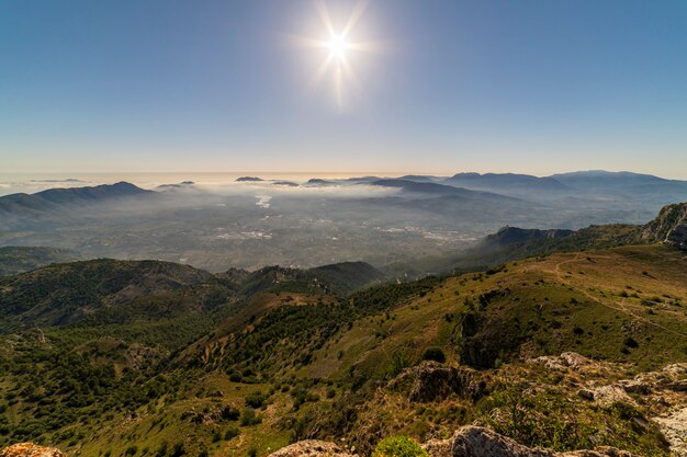 Viste di alba dalla montagna di Montcabrer in un giorno con le nuvole, Cocentaina.