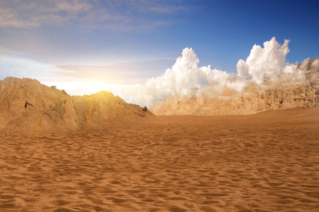 Viste di dune di sabbia con uno sfondo di cielo blu