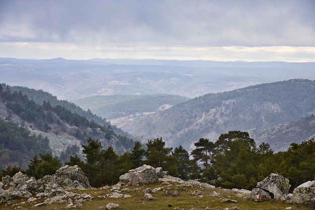 Viste di un insieme di montagne con nebbia