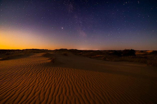 Viste incredibili del deserto del Sahara sotto il cielo stellato notturno