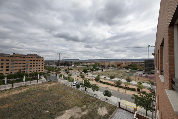 Viste panoramiche di un complesso residenziale in costruzione in una giornata invernale carica di nuvole di pioggia