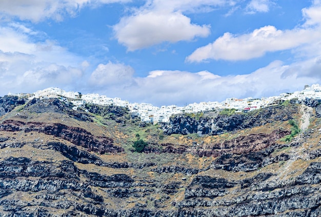 Viste spettacolari dal mare di Oia, sopra le scogliere, Santorini, Grecia.