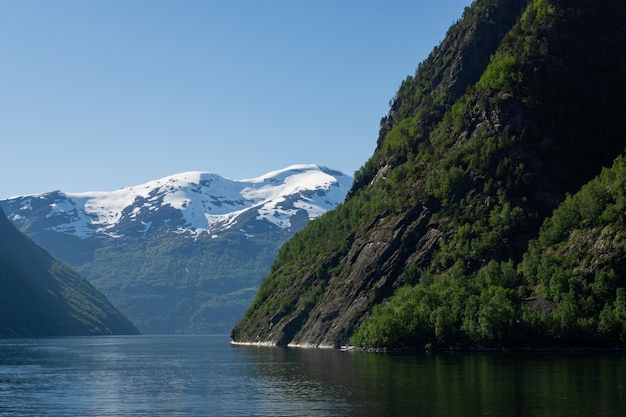 Viste spettacolari del grande fiordo di Geiranger circondato da alte montagne in Norvegia