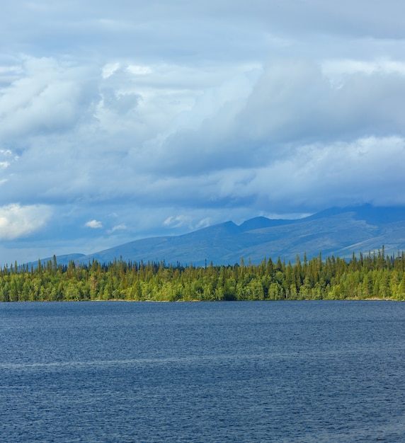 Viste sulle montagne Khibiny. Fotografato sul lago Imandra, penisola di Kola, Russia