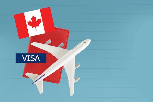 Visto canadese e passaporto con aereo e bandiera su sfondo bianco con spazio per la copia