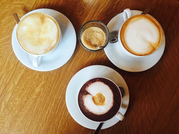 Visto direttamente sopra il caffè fresco servito con zucchero sulla tavola