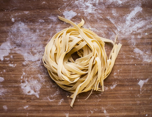 Visto direttamente sopra la pasta di fettuccine sul tavolo