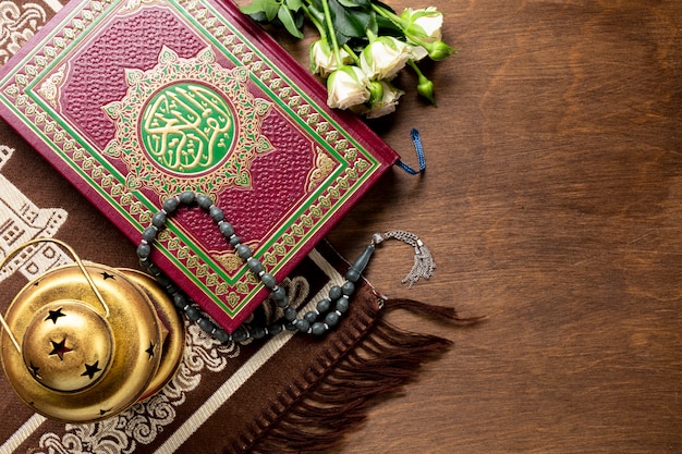 Visto in alto oggetti tradizionali arabi per la preghiera