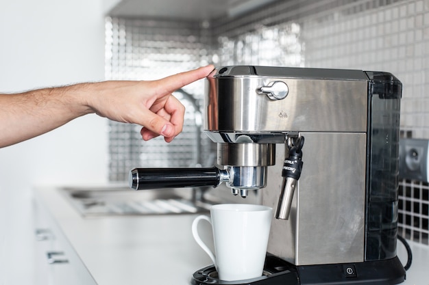 Visuale in prima persona di una ragazza che prepara deliziosi caffè aromatici in una macchina da caffè. Un modo semplice per fare il caffè