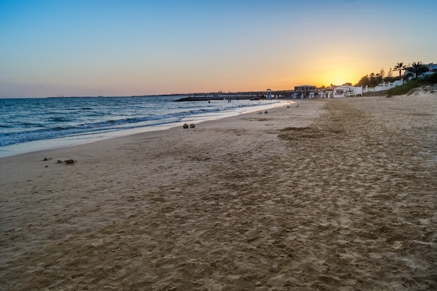 Visualizza al tramonto sulla bellissima spiaggia di Pozzallo, in Sicilia