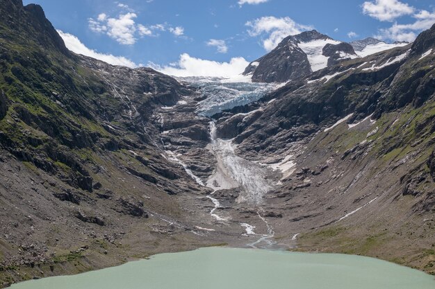 Visualizza closeup scene del lago in montagna, parco nazionale Svizzera, Europa. Paesaggio estivo, tempo soleggiato, cielo azzurro drammatico e giornata di sole